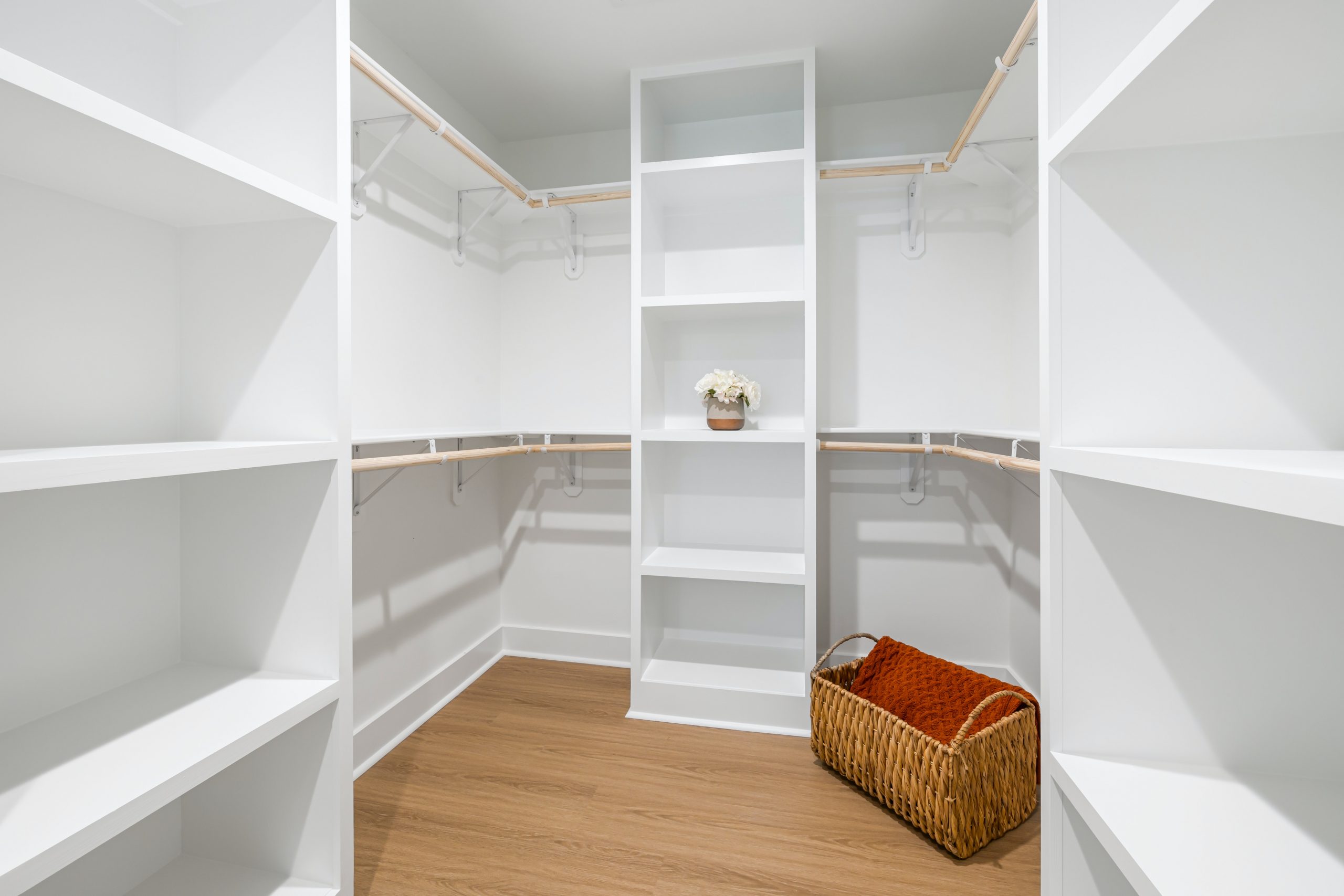 Vælg den rette belysning til dit walk-in-closet