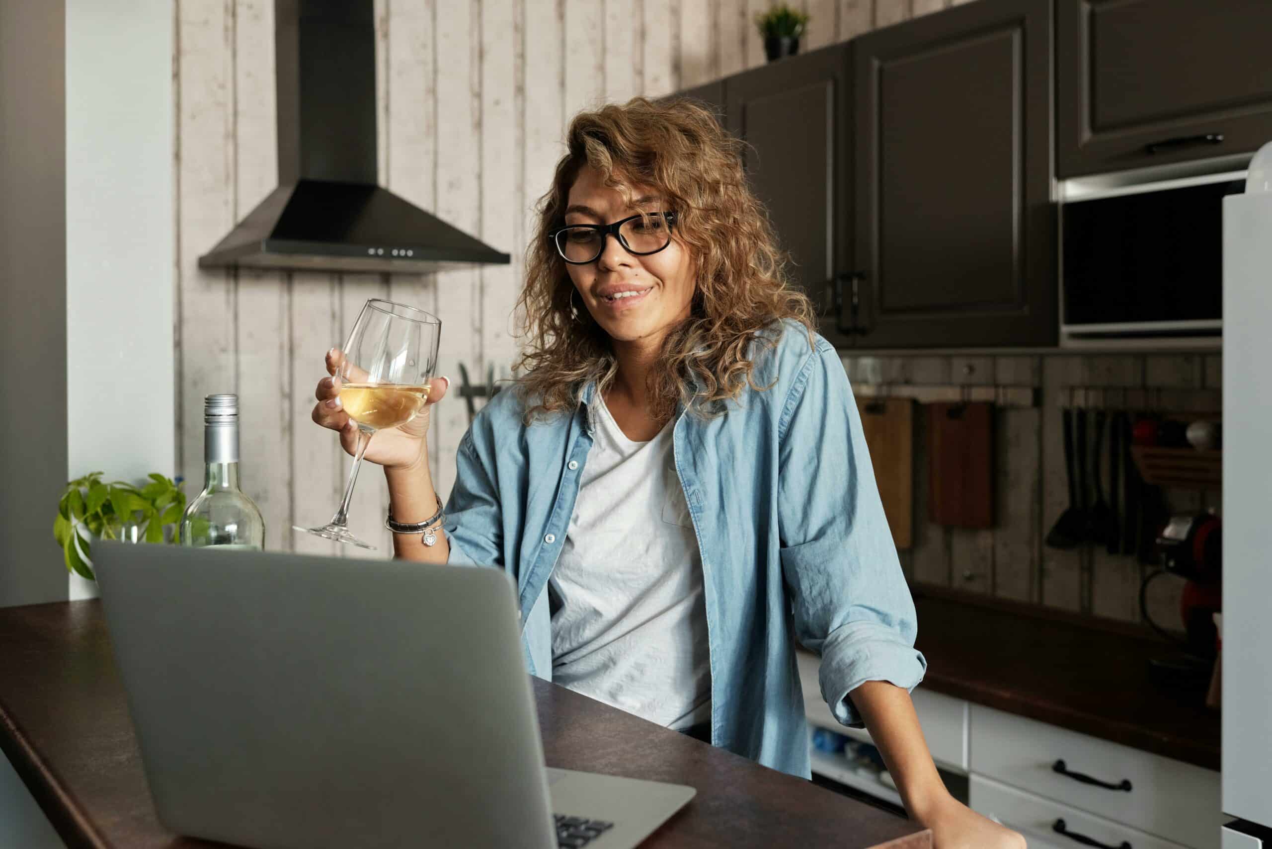 Nyd livets små glæder med et glas vin